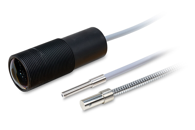 Reflex sensor for the distinction of materials and parts