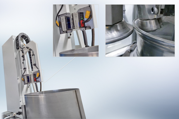 Machine setup of flow forming process with two laser triangulation sensors from Micro-Epsilon measuring the material thickness during forming