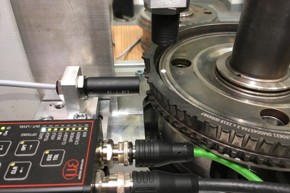 Colour sensors arranged on machine to inspect welds